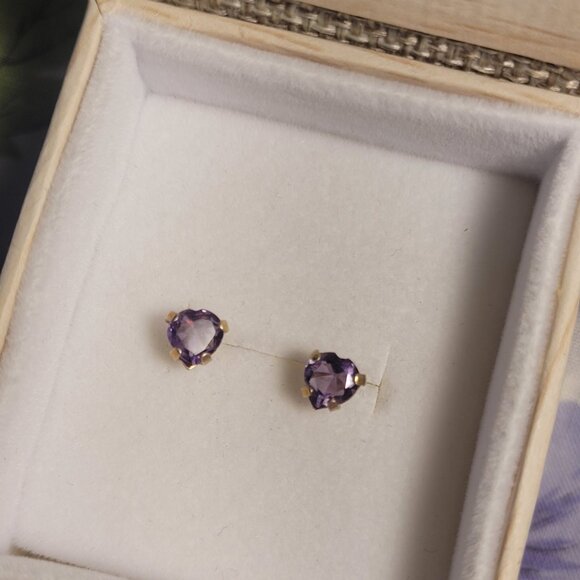 Amethyst Heart Post Earrings Dainty 14k Yellow Gold Vintage February Birthstone - Picture 1 of 15